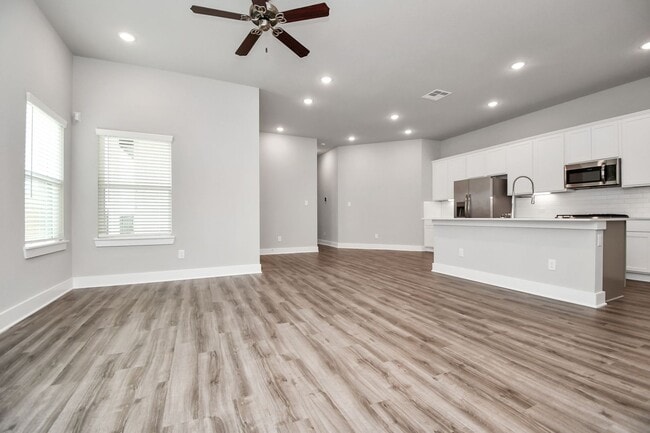 Building Photo - 21014 Bay Vlg Dr