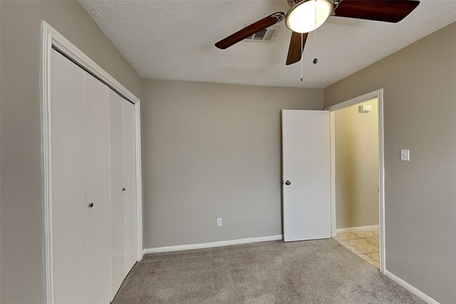 Building Photo - 8514 Greenleaf Lake Dr