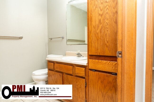 Building Photo - 2 Bedroom and 1 Bathroom Duplex Available ...