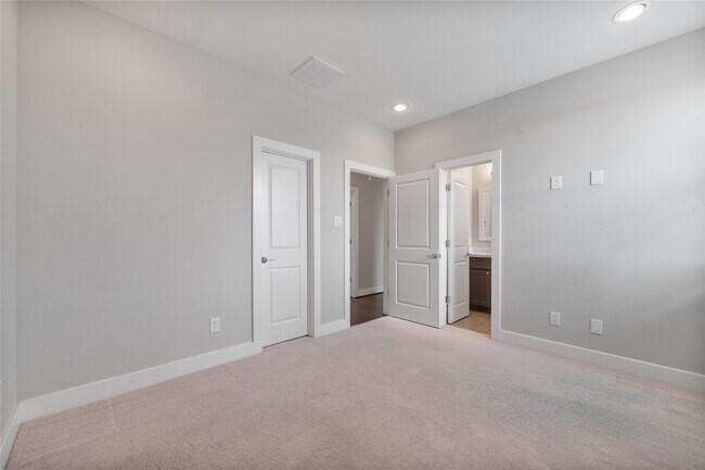 Building Photo - 2510 Tuam St