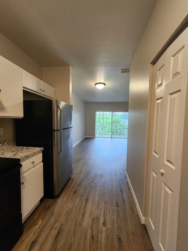 Building Photo - 2 Bedroom 2 Bath Remodeled Unit with a Bal...
