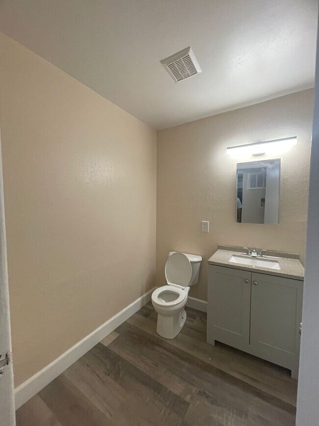 Building Photo - One bedroom, One bath. Downstairs unit. 89101