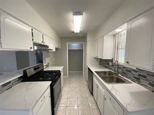 Building Photo - 12730 Labelle Ln