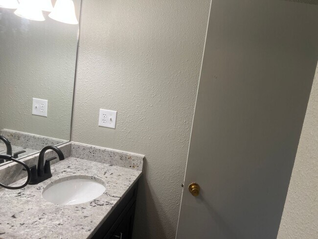 Building Photo - 2 Bed 1 Bath Cottage