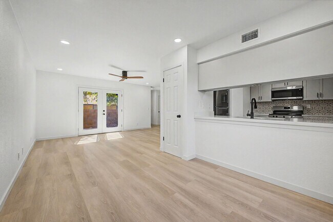 Building Photo - Remodeled 3BR End Unit Townhome in South Tempe | Private Yard + Covered Parking