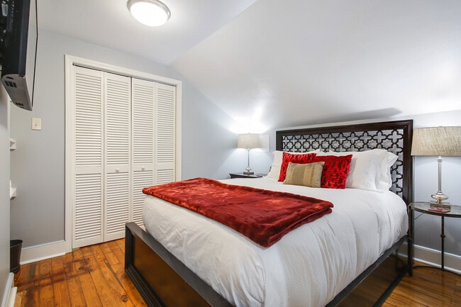 Building Photo - 2336 St Thomas St