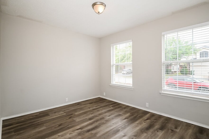 Building Photo - 6730 Meadowcrest Dr