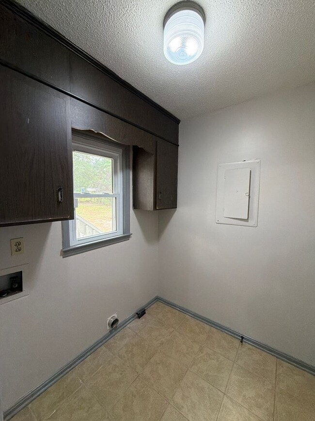Building Photo - New Listing!!