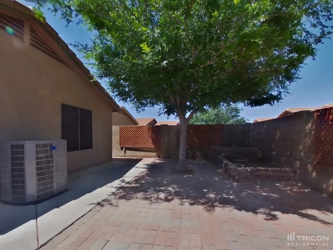 Building Photo - 43780 Elm Dr