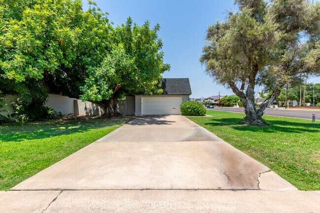 Building Photo - Spacious 2 Bed, 2 Bath Woodland Park Townhome