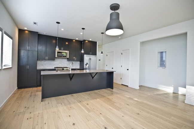 Building Photo - 730 W Stone St