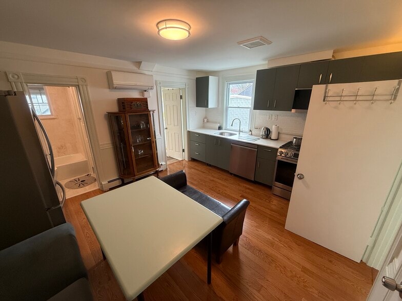 Building Photo - 10 Fulkerson St