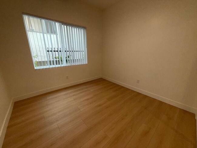 Building Photo - 1327 N Kingsley Dr