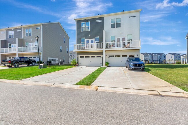 Building Photo - Recess Pointe’s One and Only Duplex! 3 Sto...