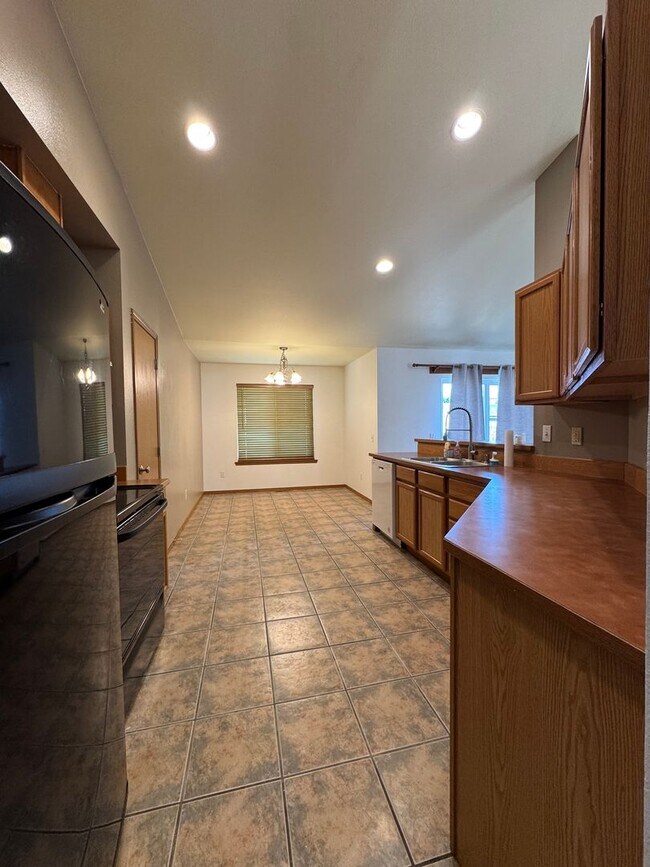 Building Photo - Modern 3BR/2BA Rental with Large Kitchen &...