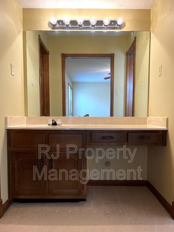 Building Photo - 421 Griffon Dr