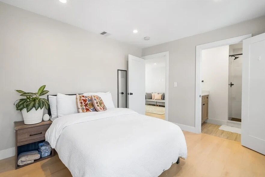 Principal Bedroom - 102A Mount Pleasant Ave