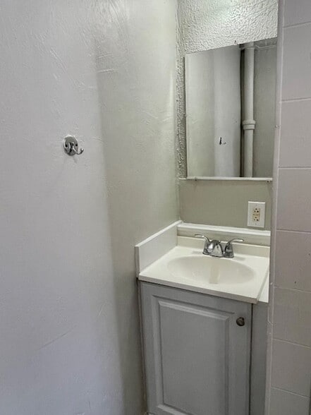 Building Photo - 406 Main St