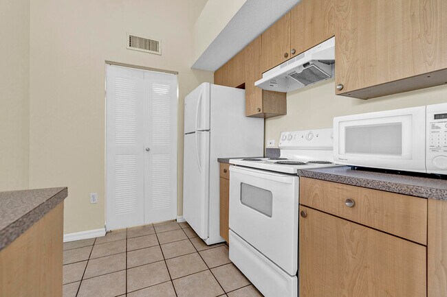 Building Photo - 521 Villa Cir