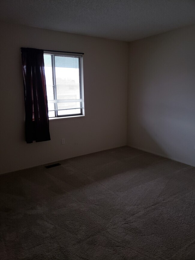 Building Photo - Cr1410