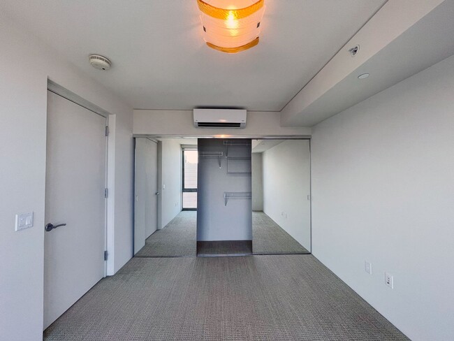 Building Photo - Capitol Place - High Floor!