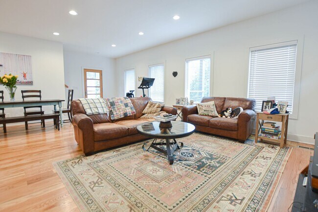 Building Photo - Modern Three Bedroom!