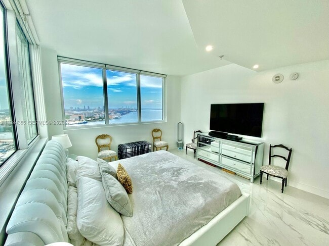 Building Photo - 253 NE 2nd St