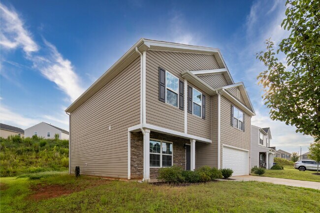 Building Photo - Spacious house with large office and 3 bedrooms in pool community. Available after July 10!