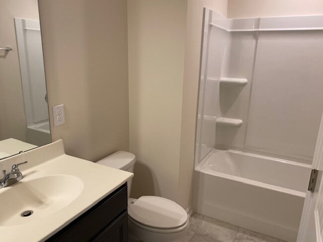 Building Photo - 439 Parlier Dr