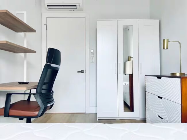 Building Photo - 951 Madison St