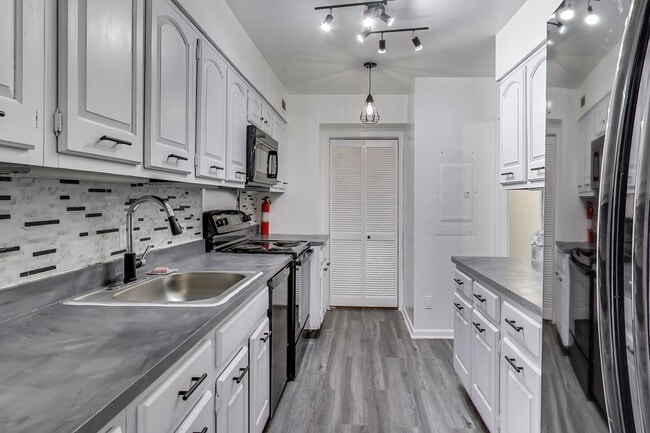 Building Photo - Large Foggy Bottom Beauty - 1+Den + 1 FB