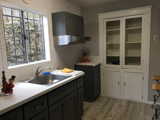 quartz counter top, low maintenance - 4118 Mercury Ave