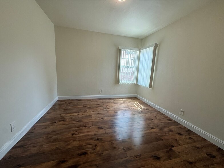 Building Photo - 2-bedroom, 1-bath home in the heart of Glendale!