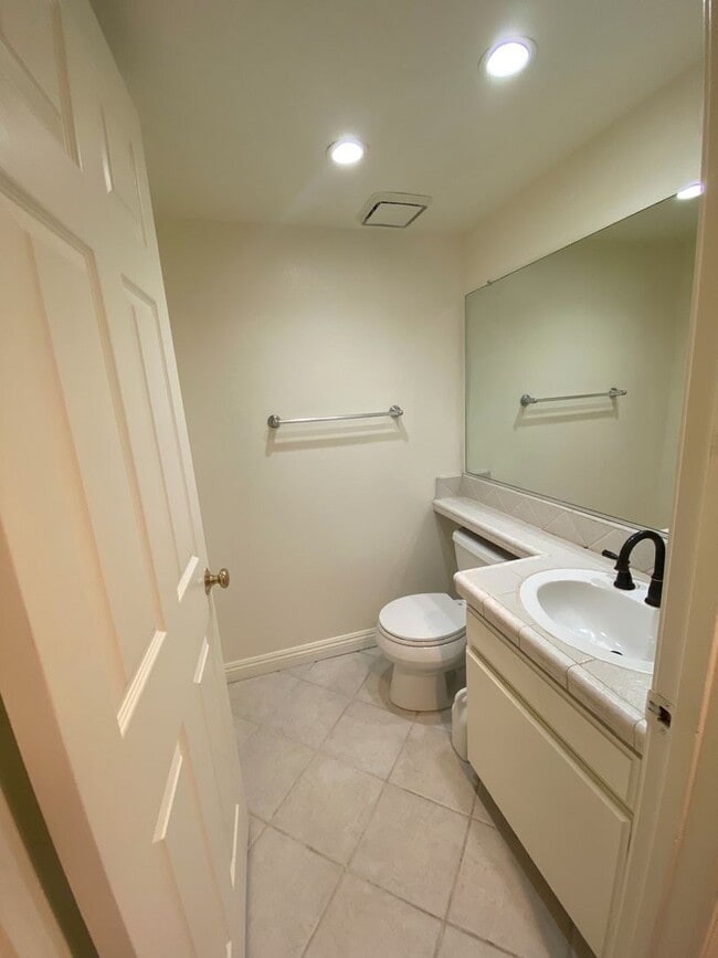 Building Photo - Awesome Townhouse in El Segundo w/Laundry in Unit, Garage and Pool