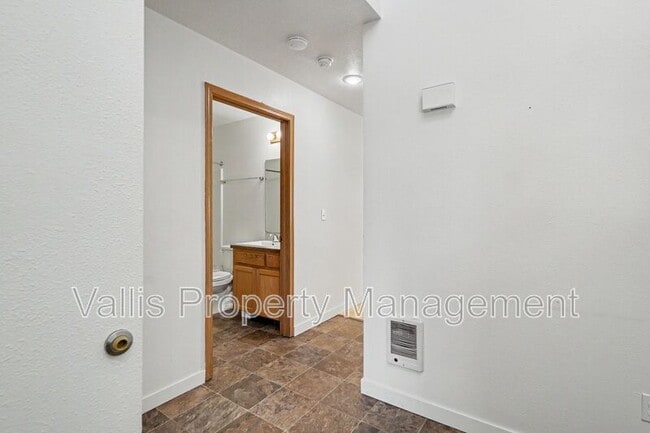 Building Photo - 5262 Springcrest Dr S