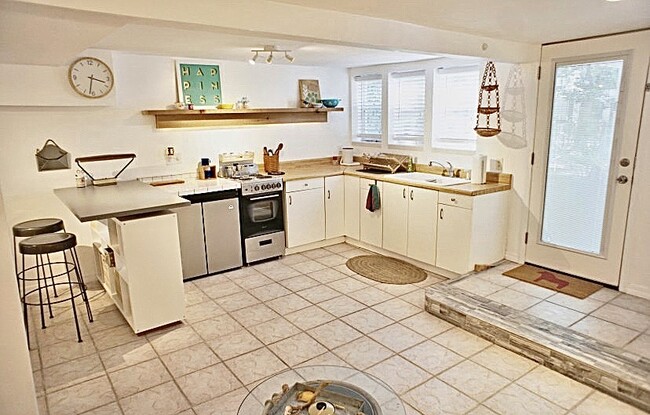 Building Photo - 21 Arenta St