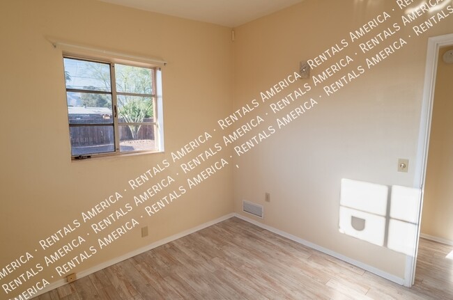 Building Photo - 4307 E Hayhurst St