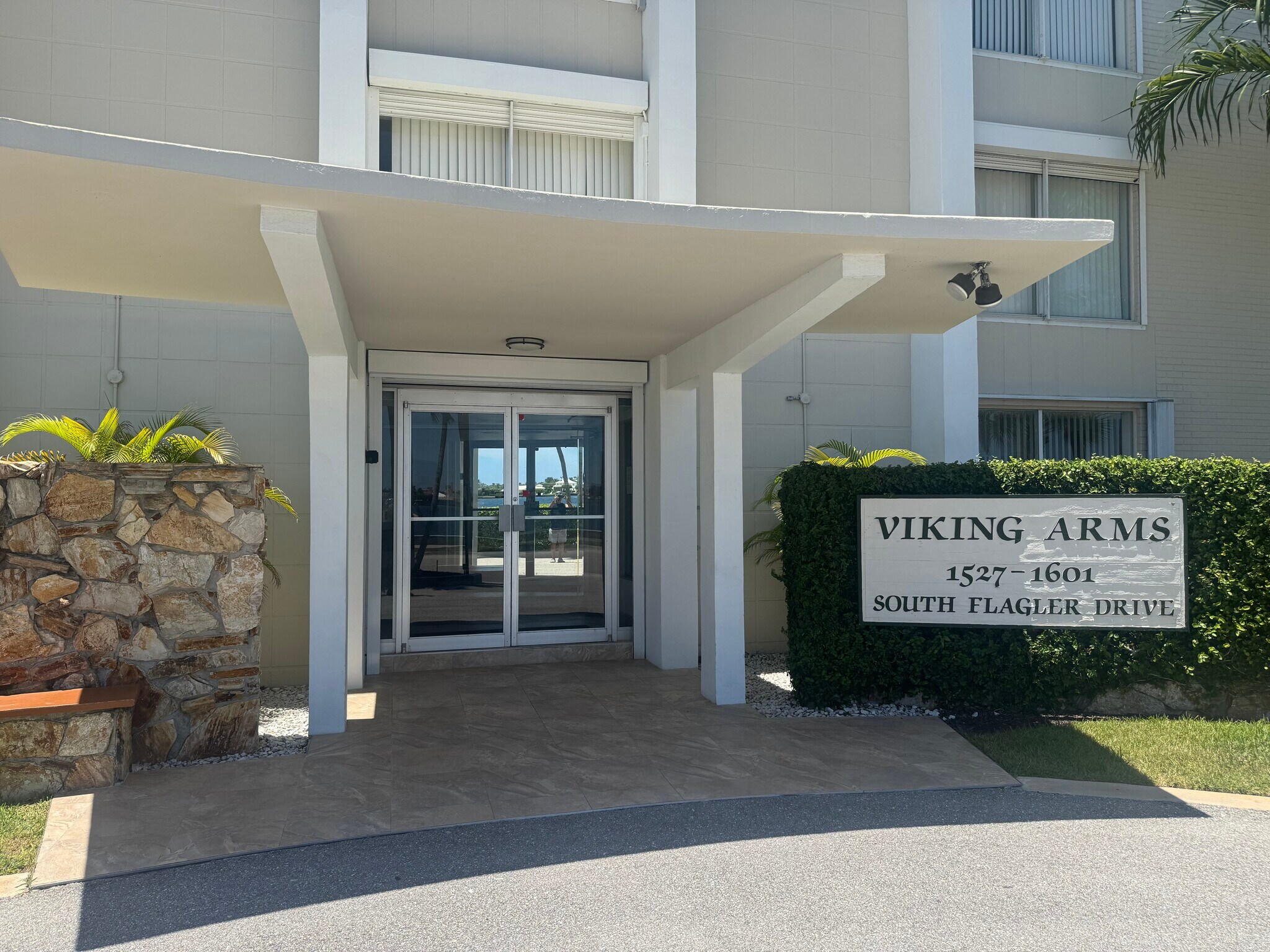Building Photo - 1527 S Flagler Dr