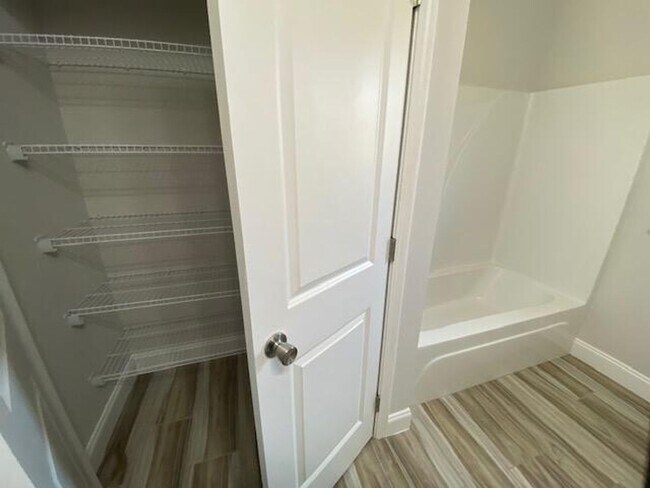 Building Photo - Spacious 3 Bedroom Home in Mary Esther!