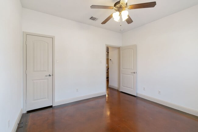 Building Photo - *SUMMER 7/08/2026* $4000/$1000 Per Bed 4 Bed 3 Bath  Short Walk to TCU