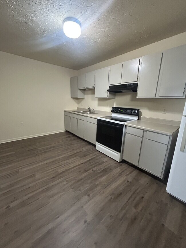 Building Photo - 2 Bedroom 1.5 Bath Townhome on culdesac with fenced in back yard. Close to shops, I-81 commuter r...