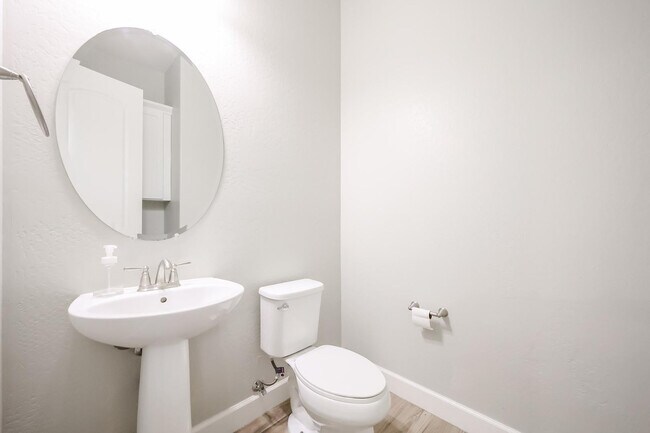 Building Photo - 1424 E Pedro Rd