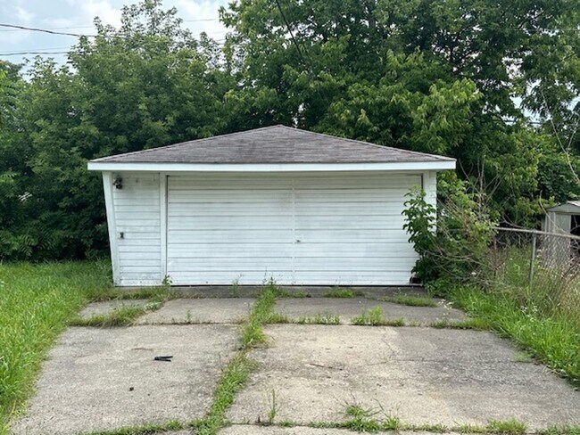 Building Photo - 3 Bedroom 1 Bath 2 Car Garage Welcome Sect...