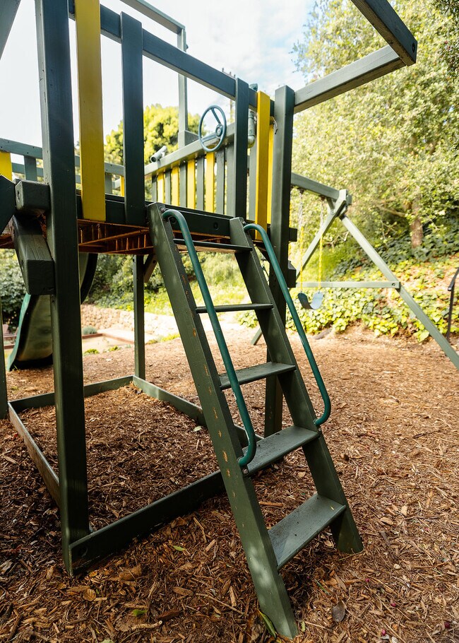 Building Photo - 1476 Crestline Dr