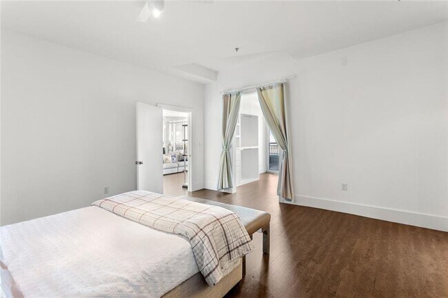 Building Photo - 3338 Peachtree Rd NE