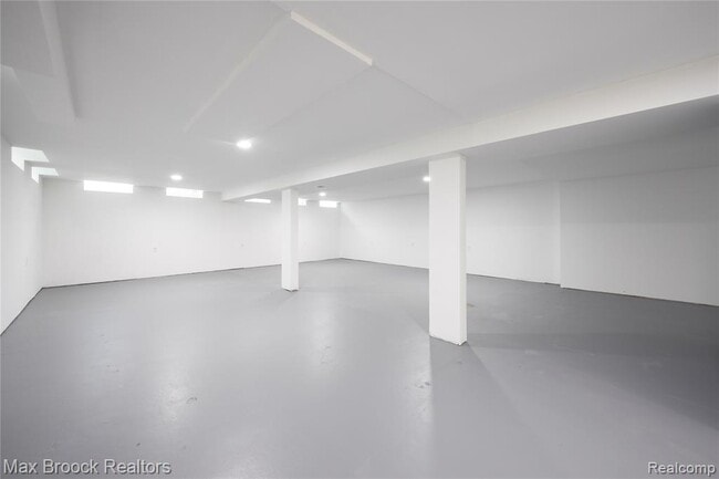 Building Photo - 6695 Lahser Rd