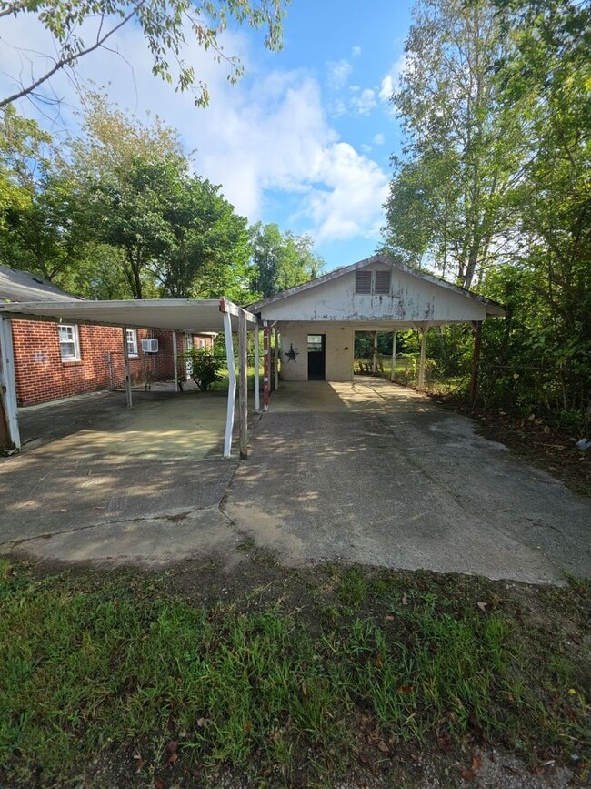 Building Photo - Spacious 2-Bedroom One-Level Home with Carport and Large Backyard