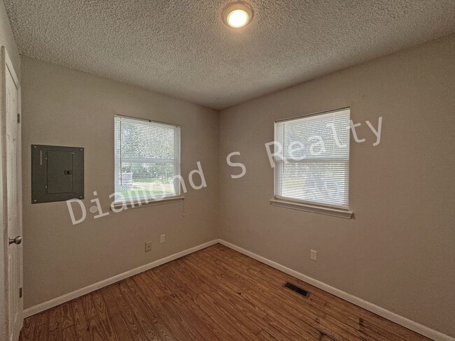 Building Photo - JUST REDUCED!  2 Bedroom House with Large ...