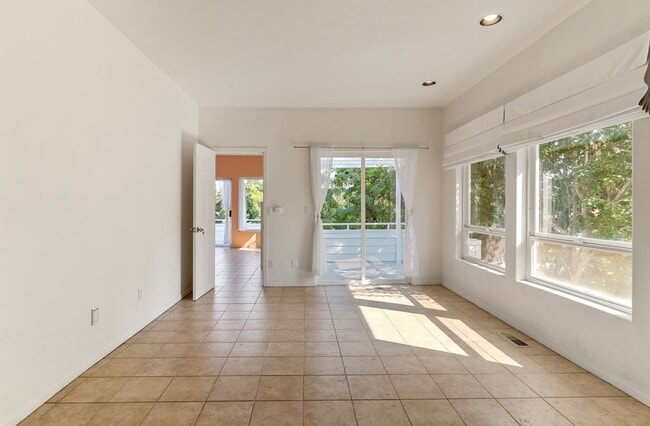 Building Photo - Beautiful 3 Bedroom 3 Bathroom Home With Stunning Views