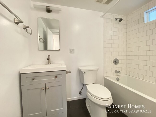Building Photo - 2736 Hollyridge Dr